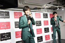 一生懸命しゃべる桑原のトークを中継先にいるかのように聞くトット多田（左）。