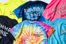 野性爆弾くっきーと「SUMMER SONIC 2019」のコラボTシャツ「左馬鼠肉」。