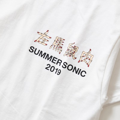 野性爆弾くっきーと「SUMMER SONIC 2019」のコラボTシャツ「左馬鼠肉」。