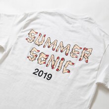 野性爆弾くっきーと「SUMMER SONIC 2019」のコラボTシャツ「左馬鼠肉」。