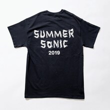 野性爆弾くっきーと「SUMMER SONIC 2019」のコラボTシャツ「左馬鼠肉」。