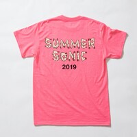 野性爆弾くっきーと「SUMMER SONIC 2019」のコラボTシャツ「左馬鼠肉」。