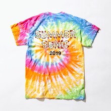 野性爆弾くっきーと「SUMMER SONIC 2019」のコラボTシャツ「左馬鼠肉」。