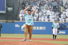 プロ野球「千葉ロッテマリーンズVS埼玉西武ライオンズ」の始球式に登場した山口智充。
