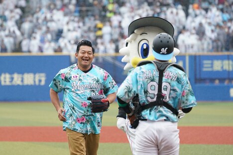 山口智充（左）