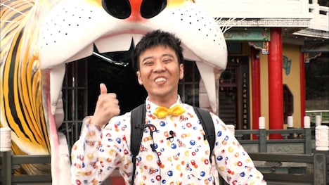 「台湾裏相席」でロケを展開するスマイル・ウーイェイよしたか。(c)ABC