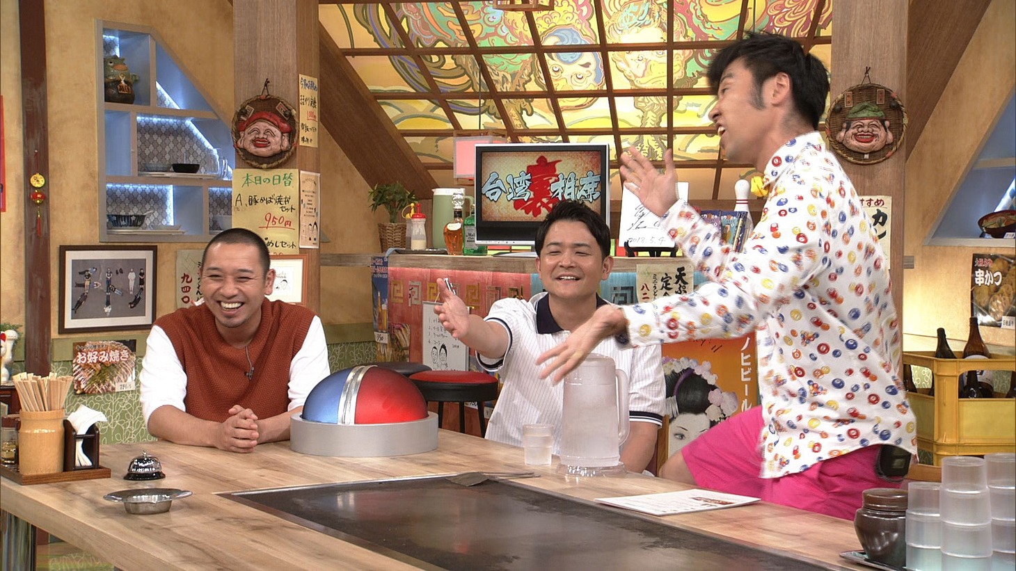 「相席食堂」に出演する（左から）千鳥、スマイル・ウーイェイよしたか。(c)ABC