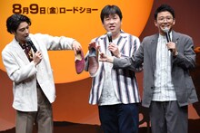 靴のサイズが“キング”だと述べる佐藤二朗（中央）。