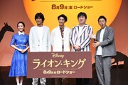 フォトセッション中、シャッターが切られるたびにポーズを変えるミキ亜生(右端)。