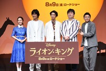 フォトセッション中、シャッターが切られるたびにポーズを変えるミキ亜生（右端）。