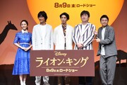 フォトセッション中、シャッターが切られるたびにポーズを変えるミキ亜生(右端)。
