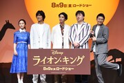 フォトセッション中、シャッターが切られるたびにポーズを変えるミキ亜生(右端)。