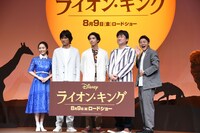 フォトセッション中、シャッターが切られるたびにポーズを変えるミキ亜生（右端）。