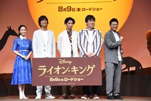 フォトセッション中、シャッターが切られるたびにポーズを変えるミキ亜生（右端）。