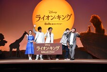 佐藤二朗にツッコミを入れられるミキ亜生（右端）。