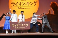 フォトセッション中、佐藤二朗に追いやられるミキ亜生（右端）。