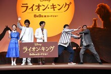 フォトセッション中、佐藤二朗に追いやられるミキ亜生（右端）。