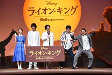 フォトセッション中の様子。左から門山葉子、江口洋介、賀来賢人、佐藤二朗、ミキ亜生。