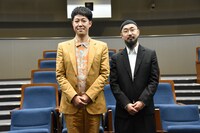 左から小籔千豊、番組プロデューサーの上出遼平氏。写真は2019年7月に行われた取材会より。