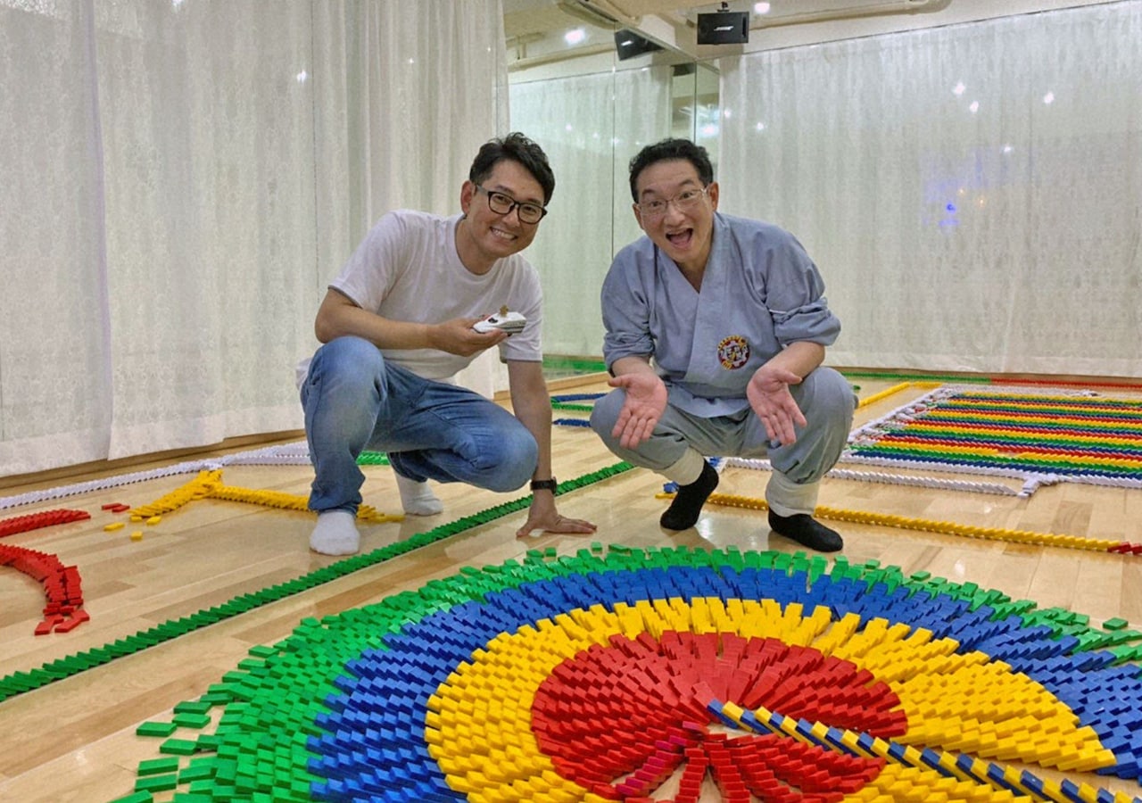ナイツ土屋、春風亭昇太とコツコツ真剣にドミノ倒し挑戦