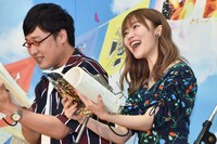 （左から）南海キャンディーズ山里、指原莉乃。