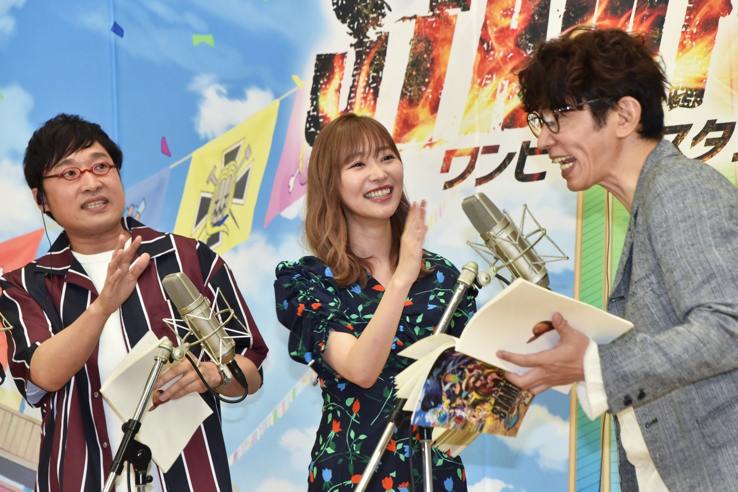 アフレコにアドリブを入れるユースケ・サンタマリア（右）と、困惑する南海キャンディーズ山里（左）、指原莉乃（中央）。