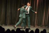 桃太郎を題材にした漫才を披露するトット。