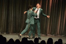 桃太郎を題材にした漫才を披露するトット。