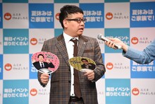 販売されるミキのうちわ。裏表に昴生と亜生の写真がプリントされており、「売れ残らない！」と昴生。