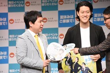 販売されるうちわに使用されている写真を撮り直したいと訴える霜降り明星せいや（左）。