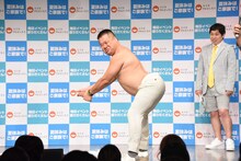 「パー5で2オンする奴」の体つきモノマネを披露するプラス・マイナス岩橋。