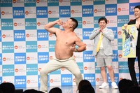 「海賊船で一番酒飲む奴」の体つきモノマネを披露するプラス・マイナス岩橋。