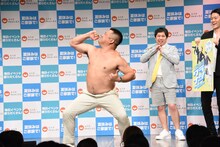 「海賊船で一番酒飲む奴」の体つきモノマネを披露するプラス・マイナス岩橋。