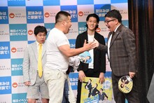 ケンカしながら近寄っていき「ギャー！」と叫びあうプラス・マイナス岩橋（左）とミキ昴生（右）。「昨日この場所で生まれたノリ」とのこと。