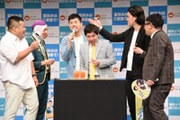 よしもとエンタメショップで販売される新メニューを試食するプラス・マイナス、霜降り明星、ミキ昴生。