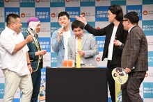 よしもとエンタメショップで販売される新メニューを試食するプラス・マイナス、霜降り明星、ミキ昴生。