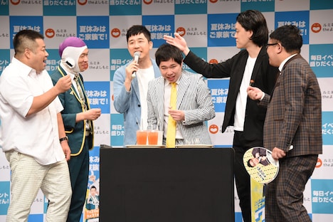 よしもとエンタメショップで販売される新メニューを試食するプラス・マイナス、霜降り明星、ミキ昴生。