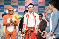 「ももたろう」に出演するNON STYLE石田（中央）、初恋タローこうすけ（左）。