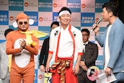 「ももたろう」に出演するNON STYLE石田(中央)、初恋タローこうすけ(左)。