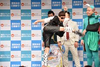 ハイキックを披露するバイク川崎バイク。