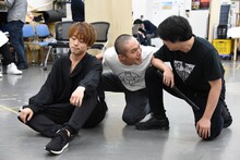 ラブレターズ塚本（中央）。