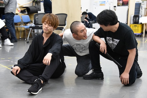 ラブレターズ塚本（中央）。