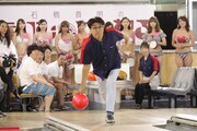 「石橋貴明のたいむとんねる」でボウリングをする石橋貴明（中央）ら。(c)フジテレビ
