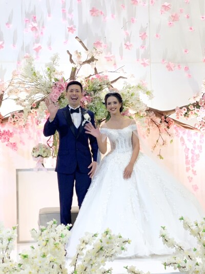 結婚したアキラ・コンチネンタル・フィーバー（左）とディアスタ・プリスワリニ（右）。