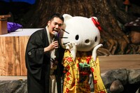 ハローキティの肩を抱いて記念撮影に臨む神田松之丞。