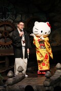 神田松之丞（左）と着物姿のハローキティ（右）。