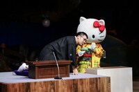 ハローキティの話を耳打ちで聞く神田松之丞。