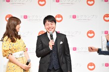 左から渋谷凪咲、NON STYLE井上。