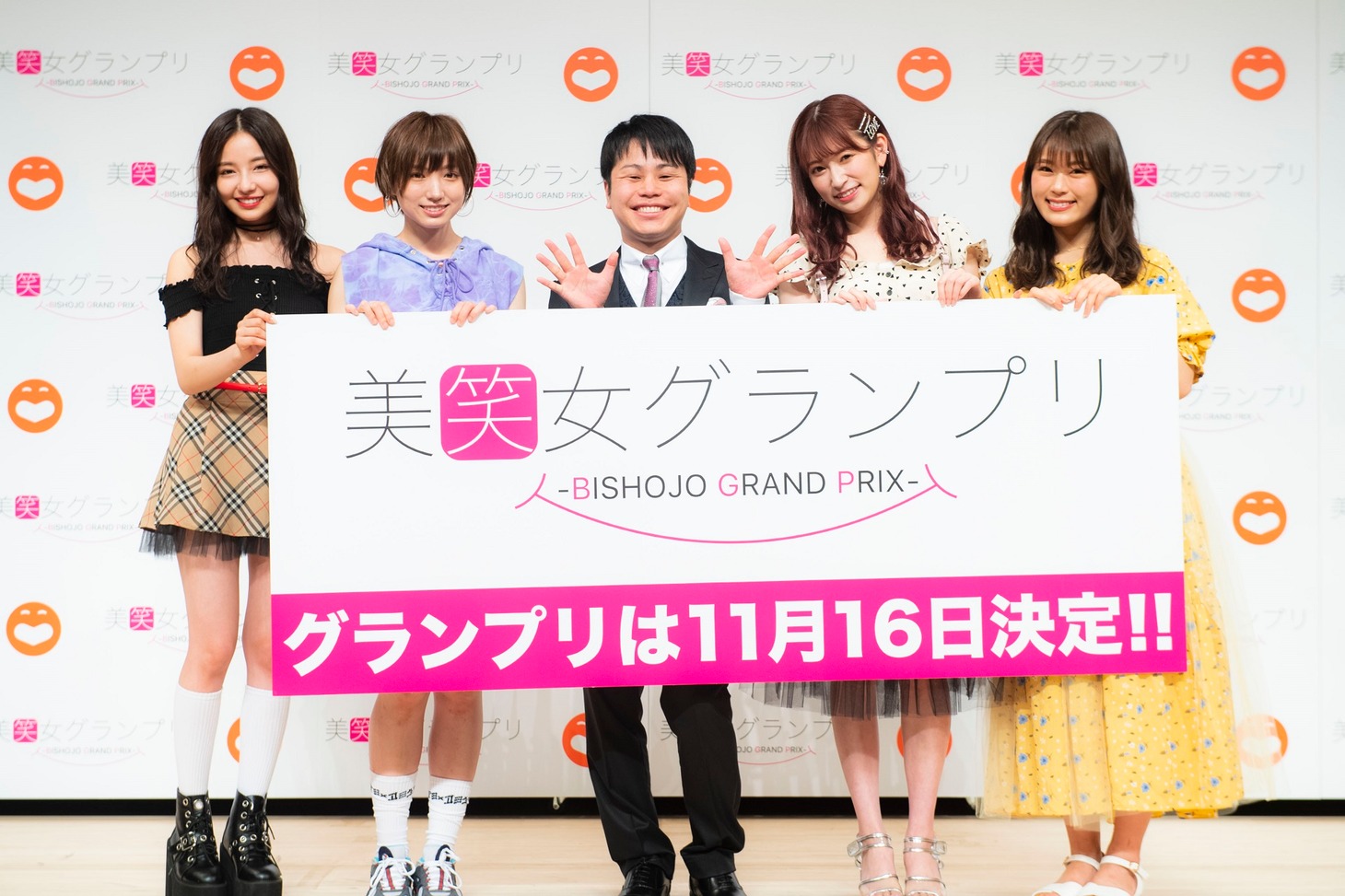 左から村瀬紗英、太田夢莉、NON STYLE井上、吉田朱里、渋谷凪咲。