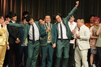 緑色の衣装で固まるトットとプラス・マイナス岩橋。